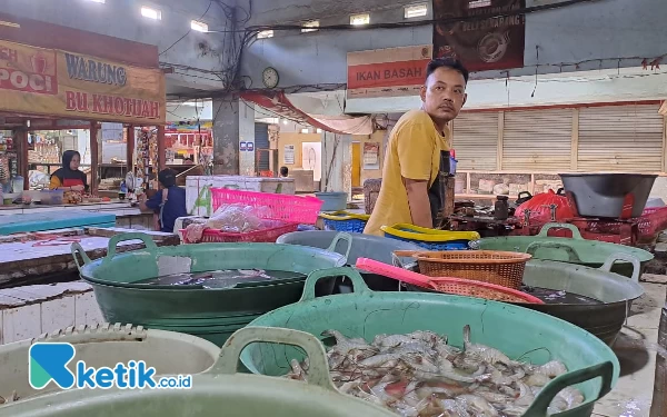 Foto Kariadi, pedagang ikan di Pasar Tanjung, Jember (29/12/2023) (Foto: Fenna/Ketik.co.id)