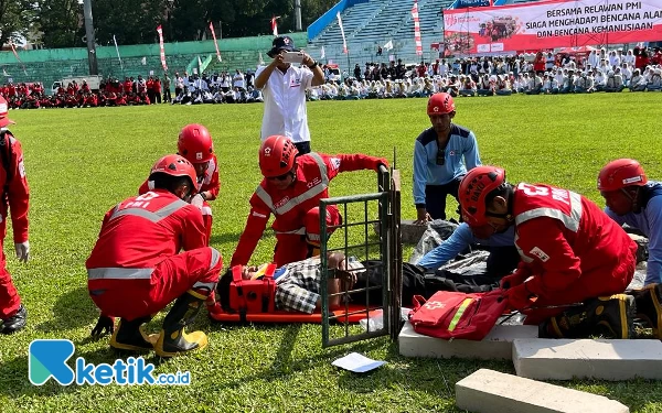 Thumbnail Berita - Buktikan Kesiapsiagaan, Relawan PMI Malang Raya Lakukan Simulasi Pertolongan Saat Bencana