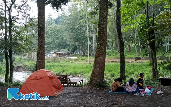 Thumbnail Taman Merak Pujon, Camping Ground Dekat Sungai Cocok untuk Menghabiskan Malam Pergantian Tahun