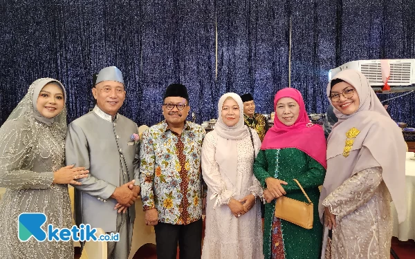 Foto Khofifah (kerudung pink) saat foto bersama di acara resepsi pernikahan Putra HM Arum Sabil. (Foto: Kiagus Firdaus/Ketik.co.id)