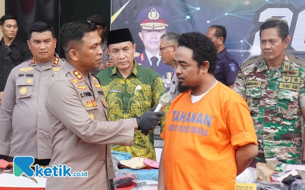 Foto Kapolresta Sidoarjo AKBP Christian Tobing menanyai salah seorang tersangka kasus kejahatan yang diungkap Polresta Sidoarjo. (Foto: Polresta Sidoarjo)