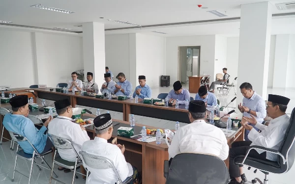 Foto Ketua Umum MUI Jatim KH Moh Hasan Mutawakkil Alallah memimpin doa keselamatan untuk Pilpres 2024. (Foto: Dok. TKD Jatim)