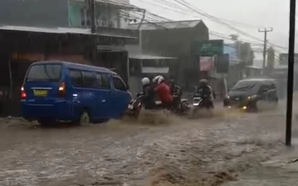 Thumbnail Berita - Hujan Deras Landa Jalan Nasional di Cianjur, Kendaraan Menuju Puncak Bogor Tersendat
