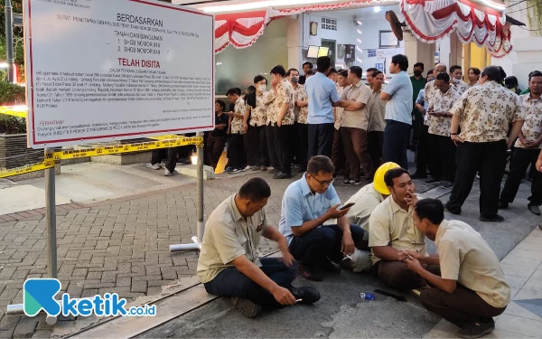 Polisi Segel Grha Wismilak, Karyawan Berhamburan Keluar Gedung