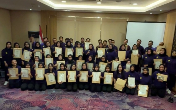 Foto Para karyawan dan mantan karyawan CV Sapta Bona Artha menunjukkan ijazah mereka yang dikembalikan.(Foto: Istimewa)