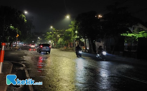Thumbnail Berita - Malam Pergantian Tahun 2024, Kota Surabaya Diguyur Hujan