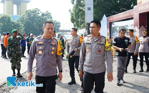 Foto Kapolresta Bandung Kombes Pol Kusworo Wibowo (kiri) mendampingi Kapolda Jabar Irjen Pol Akhmad Wiyagus mengunjungi Pos Terpadu Al Fathu, Soreang, Kab Bandung, Jumat (29/12/23). (Foto: Iwa/Ketik.co.id)