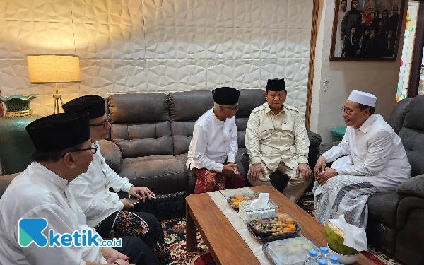 Foto Kehadiran Prabowo Subianto diterima langsung oleh Pengasuh Ponpes Genggong KH Moh Hasan Mutawakkil Alallah, Ketum MUI KH Anwar Iskandar, Gus dr Haris, dan Pakde Karwo (Mantan Gubernur Jatim). (Foto: Kiagus Firdaus/Ketik.co.id)