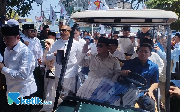 Foto Prabowo Subianto disambut meriah ribuan santri Ponpes Genggong. (Foto: Nata Yulian/Ketik.co.id)