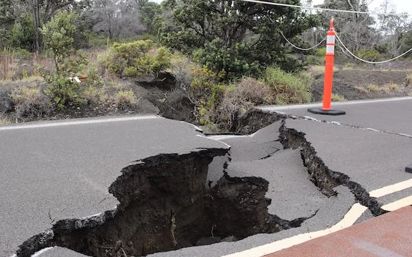 Foto Jalan rusak karena gempa (Foto: Pexels.com)