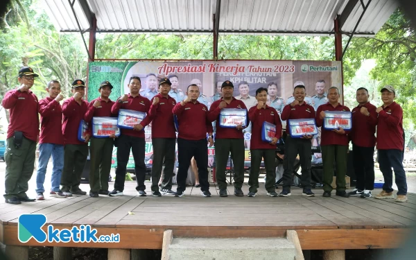 Foto Para karyawan dan mitra kerja berprestasi saat menerima penghargaan dan apresiasi, Selasa (2/1/2024) (foto: Favan/ketik.co.id)