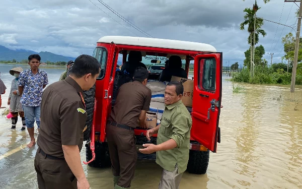 Thumbnail Berita - Kejari Sungai Penuh Peduli, Terjang Banjir Salurkan Bantuan Sembako untuk Korban Bencana