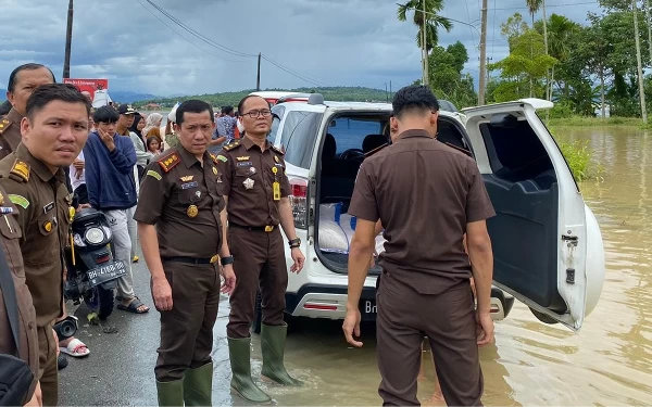 Foto Para anggota Kejaksaan Negeri Sungai Penuh yang ikut bergabung menyalurkan bantuan di tengah banjir bandang. (Foto: ketik.co.id)