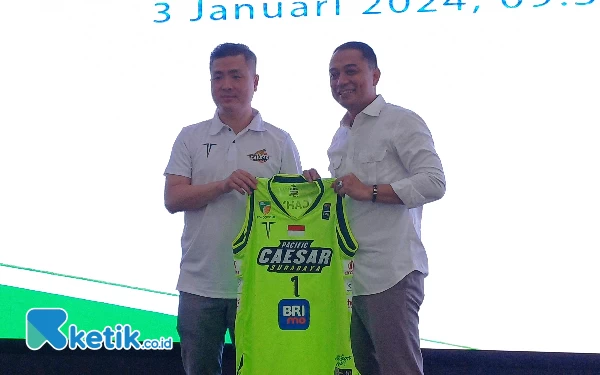 Foto Wali Kota Surabaya Eri Cahyadi mendapatkan Jersey Pasific Caesar yang akan tampil di IBL 2024, Rabu (3/1/2024). (Foto: Khaesar/Ketik.co.id)