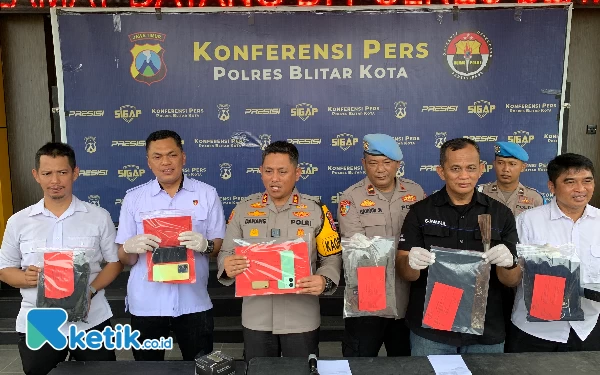 Foto Kapolres bersama jajaran saat menunjukkan barang bukti pada pers rilis, Rabu (3/1/2024) (foto: Favan/ketik.co.id)