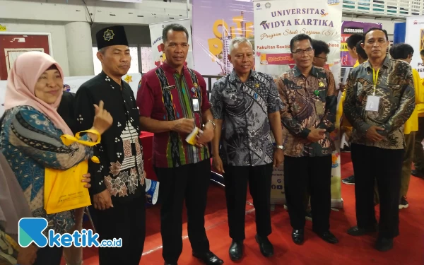 Foto Para jajaran pendidikan di Gresik foto bersama di depan salah satu stand dalam Edu Fair.  (foto: Sutejo / ketik.co.id