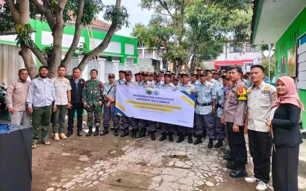 Foto Foto bersama Babinsa Cibiuk foto bersama Satlinmas (Foto: Kodim Cianjur)