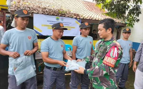 Awal Tahun 2024, Babinsa di Cianjur Bagikan Seragam Satlinmas dan Latih Baris Berbaris