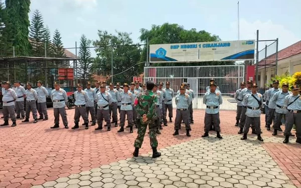 Foto Babinsa Cibiuk latih Satlinmas baris berbaris (Foto: Kodim Cianjur)