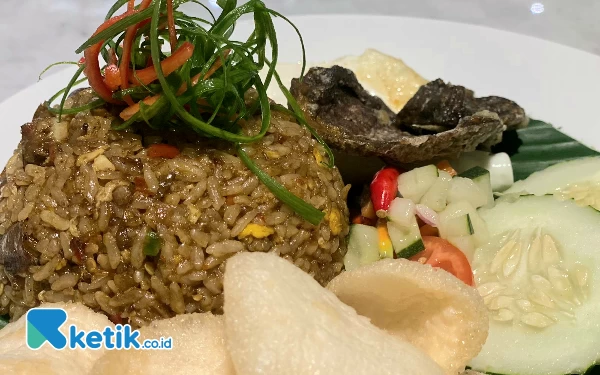 Foto Nasi Goreng Babat yang memiliki cita rasa medok khas Surabaya di Palm Park Hotel. (Foto: Shinta Miranda/Ketik.co.id)