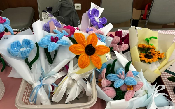 Foto Hasil kerajinan Artificial flower karya mahasiswi Undika. (Foto: Undika)