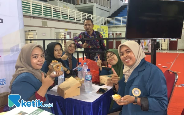 Foto Abd Nasir bersama team Fakultas Vokasi Unair di Edu Fair Gresik. (foto: Sutejo/ketik.co.id)