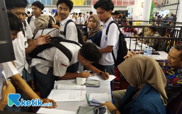 Foto Para pelajar bertanya peluang kerja di stand Edu Fair Fakultas Vokasi. .  (foto: Sutejo/ketik.co.id)