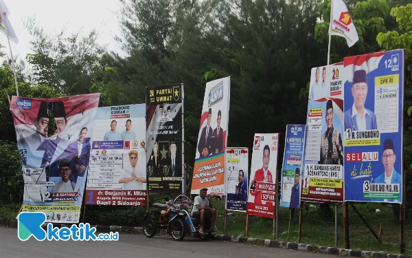 Foto Salah satu baliho partai yang sudah robek dan dibiarkan oleh pemiliknya di kawasan Jalan Taman Pinang, Sidoarjo, pada Kamis (4/1/2024). (Foto: Fathur Roziq/Ketik.co.id)