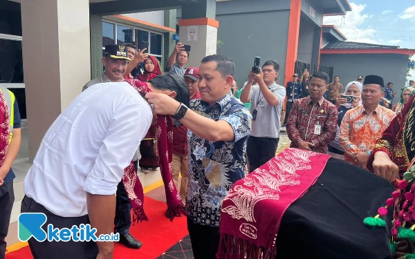 Foto Kajari Sungai Penuh Antonius Despinola melakukan pengalungan kain kepada pilot Susi Air sebagai simbolis penerbangan perdana Kerinci-Jambi. (Dok. Ketik.co.id)