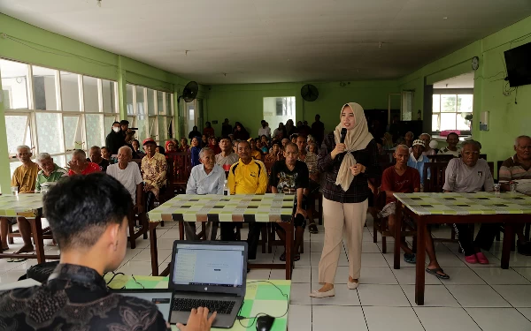 Thumbnail Berita - Cegah Golput, KPU Surabaya Rangkul Lansia Griya Werdha