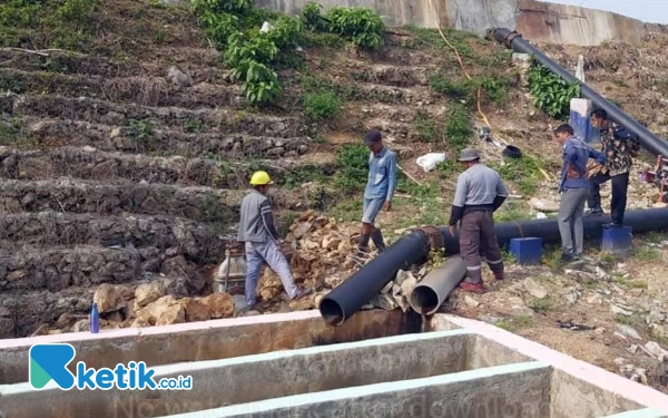 Foto Proses pipanisasi penghubung Selter 2 dan Kolam Lindi. (Foto: Tonny for Ketik)