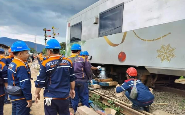 Foto PT KAI sedang mengevakuasi gerbong kereta (Foto: Humas KAI)