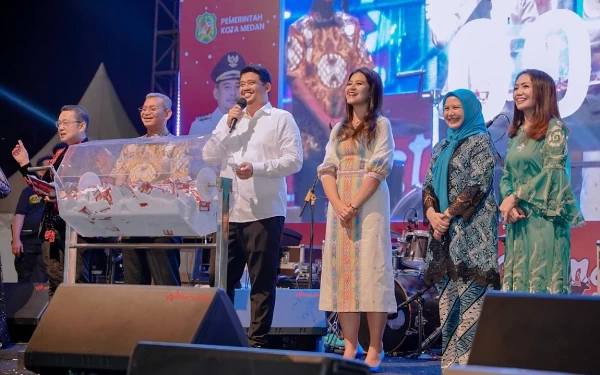 Foto Penampilan baru Kahiyang Ayu saat menemani sang Suami Bobby Nasution. (Foto: Instagram @ayanggkahiyang)