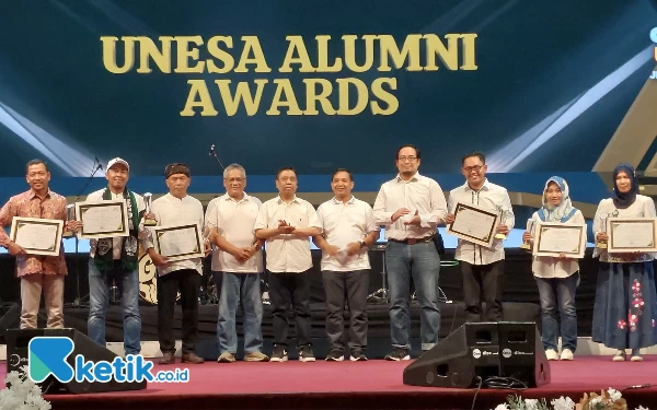 Foto Para alumni yang menerima penghargaan Unesa Alumni Awards. (Foto: Husni Habib/Ketik.co.id)