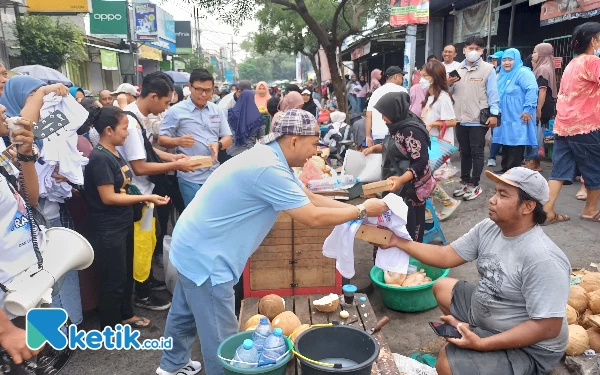 Foto Dua ribu nasi kotak dan kaos dibagikan ke pedangan Pasar Petemon Surabaya, Minggu (7/1/2024). (Foto: Khaesar/Ketik.co.id)