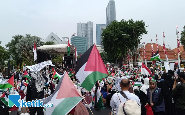 Foto Aliansi Masyarakat Bela Palestina di depan Grahadi Surabaya. (Foto: Shinta Miranda/Ketik.co.id)