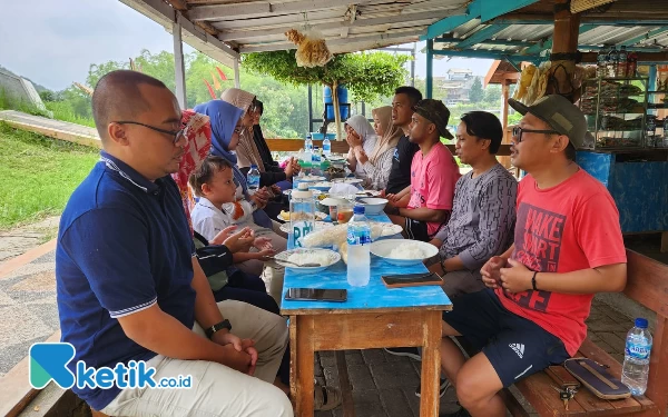 Foto Rombongan pelanggan bersiap menikmati Rica Rica Mentok Bu Bawon di area Landing Paralayang Desa Songgokerto Kota Batu, Minggu (7/1/2023). (Foto: Sholeh/ketik.co.id)