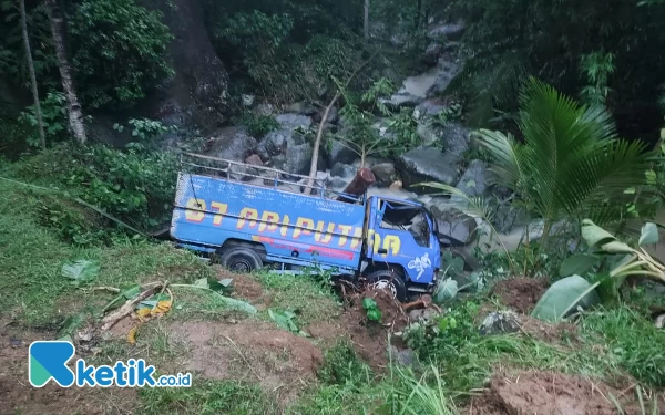 Foto Kondisi truk warna biru milik warga Sidomulyo, Kebonagung. (Foto: Al Ahmadi/Ketik.co.id)