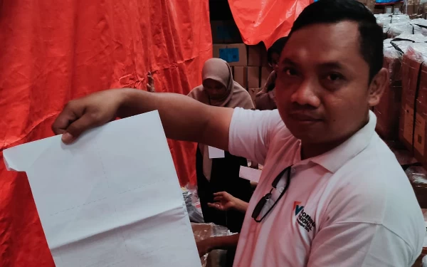 Foto Ketua KPU Jember Muhammad Syaiin menunjukkan surat suara rusak (Foto: dok. KPU Jember)