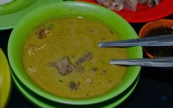 Foto Menu andalan dari RM Soto Sinar Pagi yakni Soto Medan dengan kuah kental. (Foto: Indonesia @sotosinarpagiofficial)