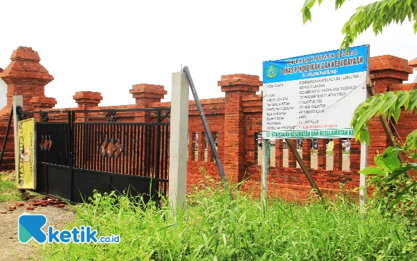 Foto Pagar baru gedung SMPN 2 Tulangan yang pembangunannya akan dilanjutkan lagi pada 2024. (Foto: Fathur Roziq/Ketik.co.id)