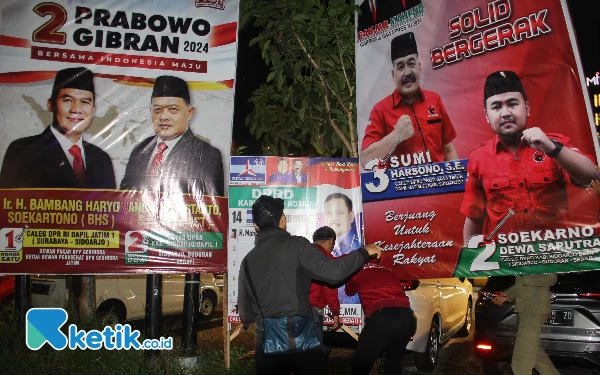 Foto Baliho caleg Gerindra, Demokrat, dan PDIP yang juga ditertibkan  dari kawasan Taman Pinang Senin malam. (Foto: Fathur Roziq/Ketik.co.id)