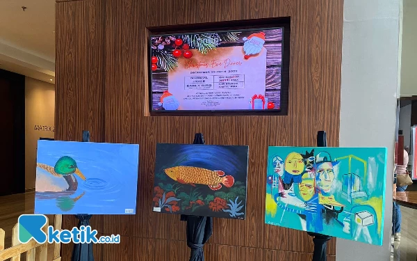 Foto Pameran lukisan dari anak-anak UPTD Liponsos Kalijudan Surabaya. (Foto: Shinta Miranda/Ketik.co.id)