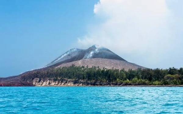 Foto Gunung Krakatau. (Foto: Wikimedia Commons/Uprising)