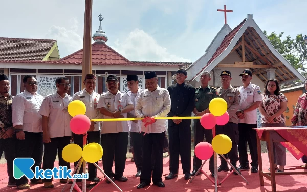 Foto Proses peresmian tiga rumah ibadah di SDN 2 Besowo Kepung Kabupaten Kediri, Rabu (10/1/2024). (foto : isa/Ketik.co.id).