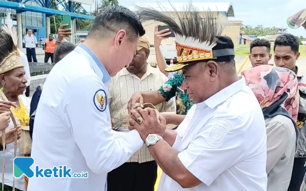 Foto Bupati Freddy Thie saat menyambut Kedatangan Pj Gubernur Papua Barat di Bandara Urarum Kaimana ( Foto La Jen)