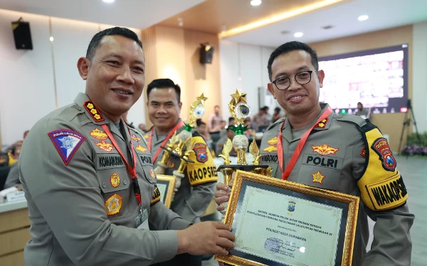 Thumbnail Berita - Satlantas Polrestabes Surabaya Raih Penghargaan Penyelesaian Perkara Terbaik Tingkat Polda Jatim