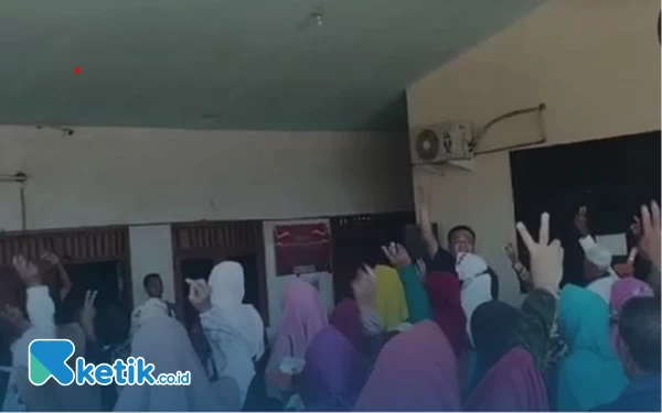 Foto Cuplikan gambar kegiatan yang diduga kampanye tanpa izin di Balai Desa Tarik, Kecamatan Tarik,  Sidoarjo, pada Kamis (4/1/2024). (Foto: tangkapan layar video)