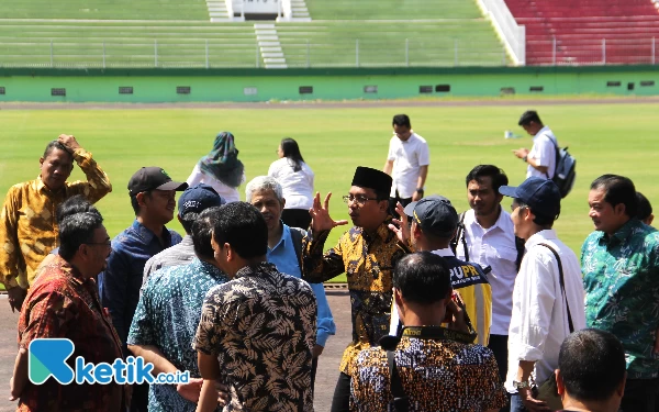 Foto Gus Muhdlor (tengah) saat mengantar tim survei dari Kementerian PU di Gelora Delta pada Agustus 2023 lalu. (Foto: Fathur Roziq/Ketik.co.id)