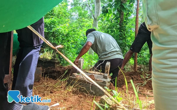 Foto Polisi melakukan bongkar mayat korban dugaan pembunuhan berencana di Sudimoro, Pacitan. (Foto: Al Ahmadi/Ketik.co.id)